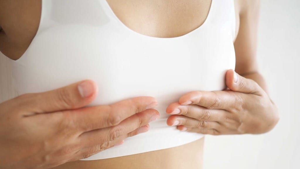 هل من الطبيعي اختلاف حجم الثدي عند النساء وما هي أسبابه؟